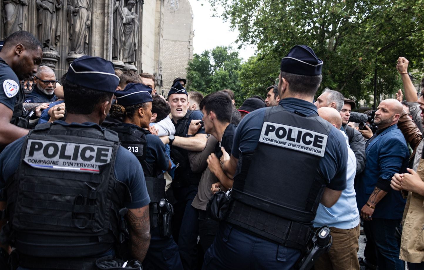 Seis personas del grupo fundamentalista Civitas, bajo custodia policial tras perturbar la Nuit Blanche Seis personas del grupo fundamentalista Civitas, bajo custodia policial tras perturbar la Nuit Blanche